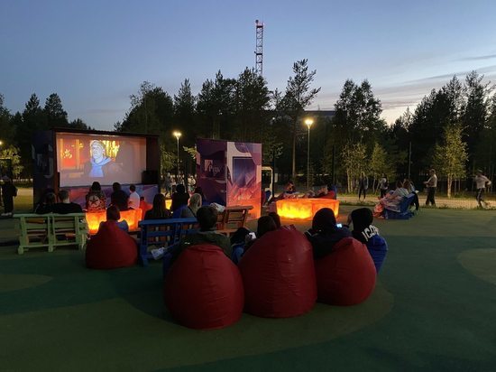 Для жителей Ноябрьска организовали кинотеатр под открытым небом
