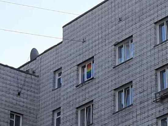Флаг ЛГБТ убрали из окна новосибирского общежития