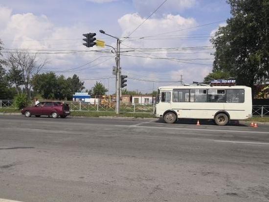 Догнал: в Новосибирске автобус врезался в автомобиль Lada