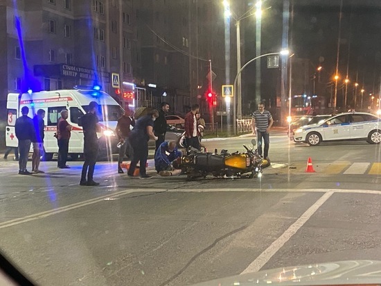 В Ноябрьске машина сбила парня и девушку на мотоцикле