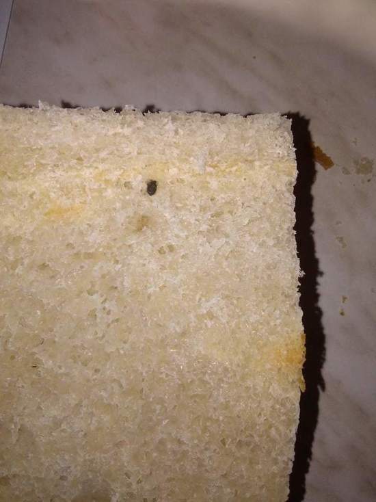 Житель Сеяхи пожаловался на хлеб с мышиным пометом от местной пекарни