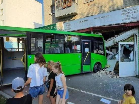 Автобус в Тюмени «влетел» в книжный магазин