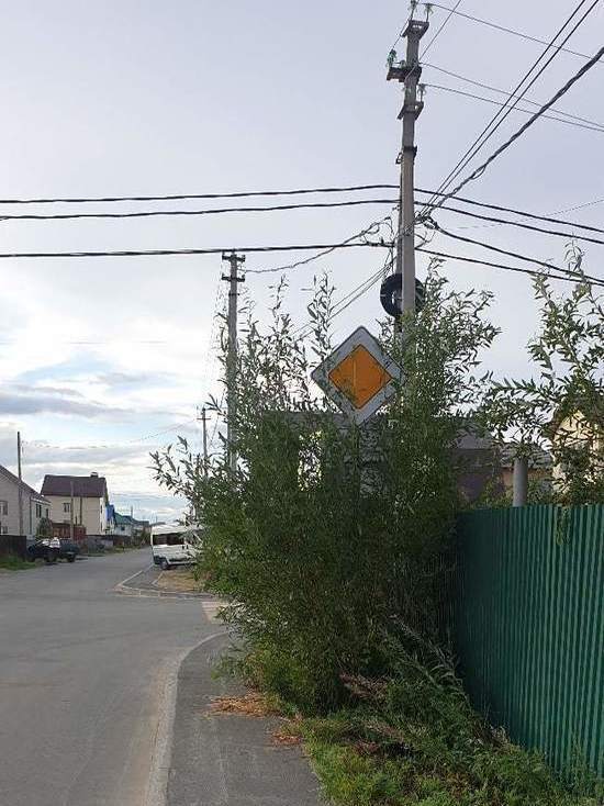 В Салехарде «невидимые» дорожные знаки путают автомобилистов на перекрестке