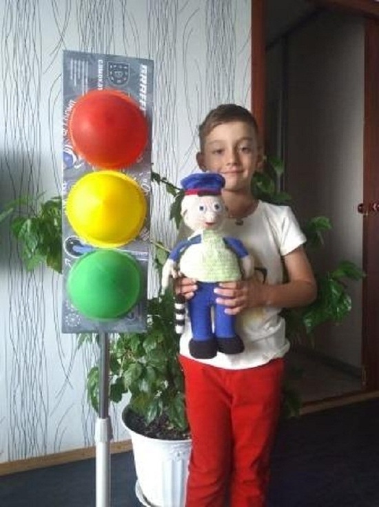 В Салехарде дети за «портреты» светофора получили от полицейских подарки