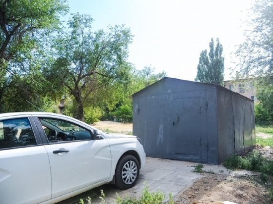 На севере Волгограда демонтируют самовольные гаражи