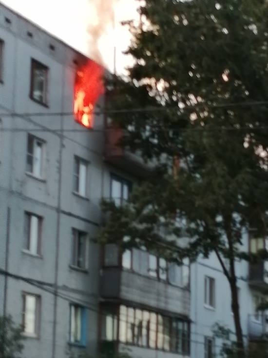 Неисправная зарядка смартфона стала причиной пожара в псковской квартире