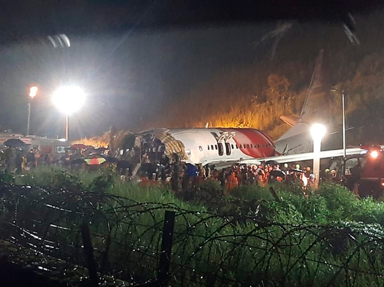 Число погибших при жесткой посадке самолета в Индии увеличилось до 20
