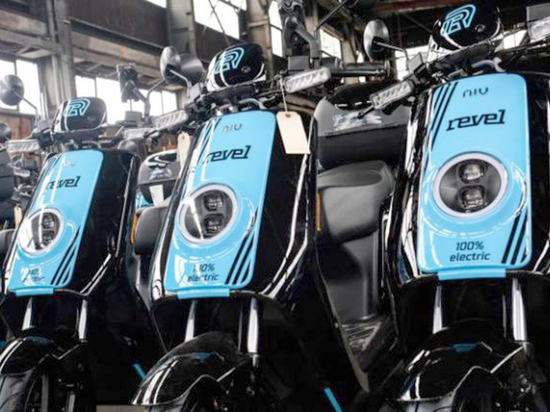 Компания Revel, которая сдает внаем электрические скутеры, приостановила свою работу в Нью-Йорке из-за аварий