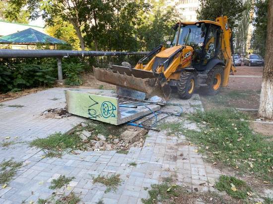 В Астрахани с детских площадок убирают старые бетонные конструкции