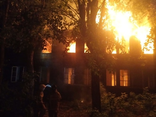 В Екатеринбурге ночью загорелось неэксплуатируемое здание