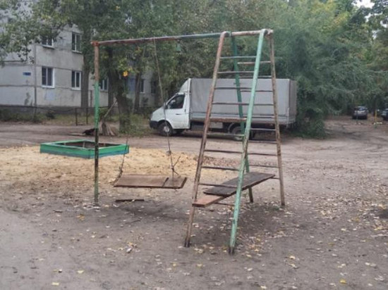 Псковские общественники проверили детские площадки на безопасность