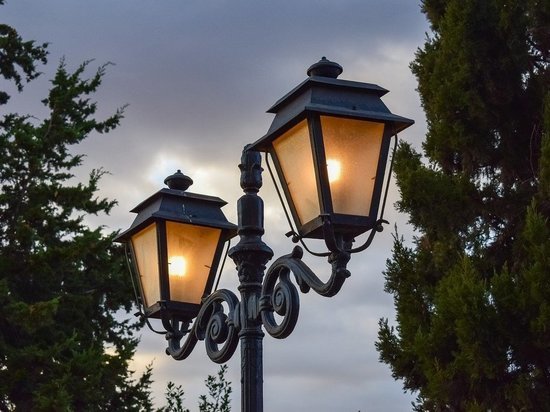 От действий вандалов в Петрозаводске пострадал фонарь в Губернаторском парке