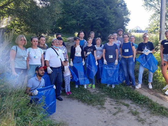Волонтеры собрали более 100 мешков мусора около Солдатского озера в Смоленске