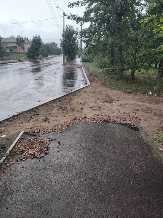Депутату Госдумы пожаловались на внезапно оборвавшийся тротуар в Улан-Удэ