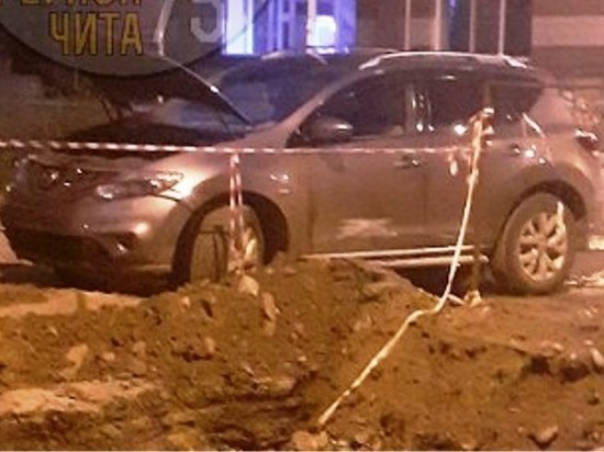Nissan въехал в ограждение раскопок в Чите