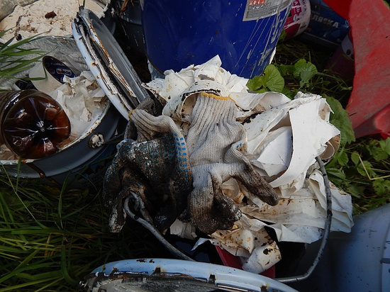 В Омутнинском районе в пойме реки нашли опасный мусор