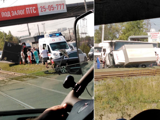 В Челябинске грузовик снес две легковушки