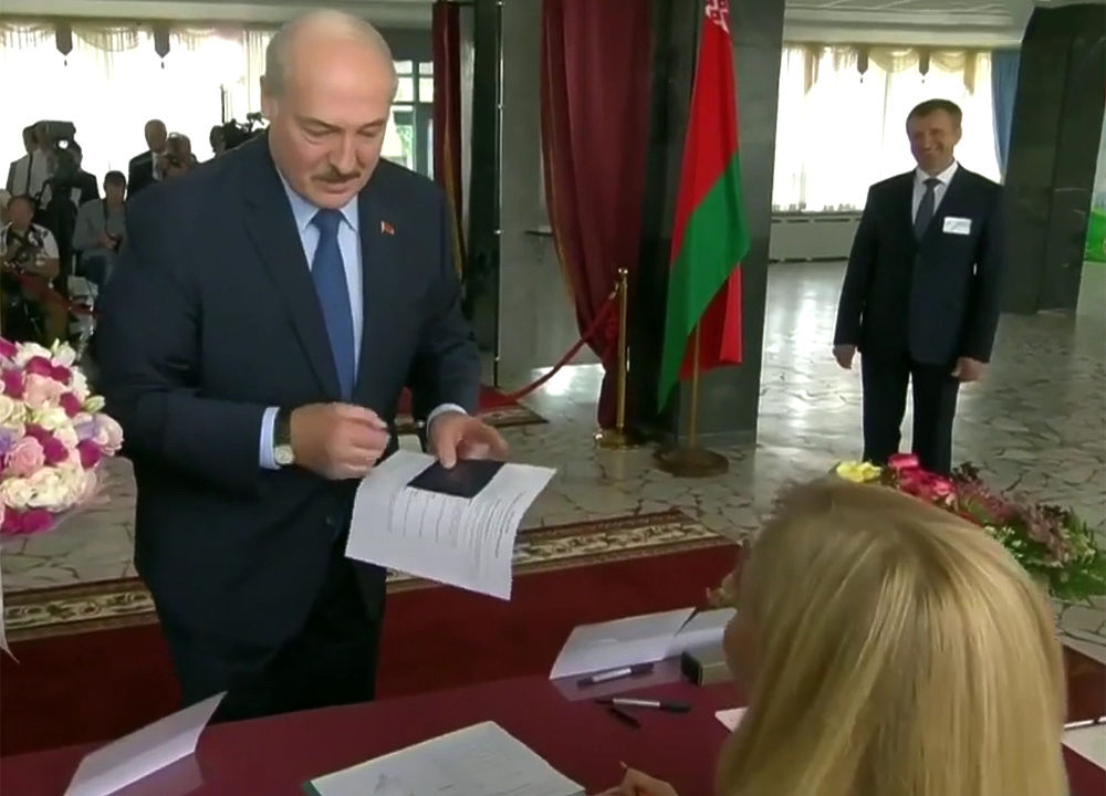 Кадры Лукашенко и Коли на выборах поразили помпезностью