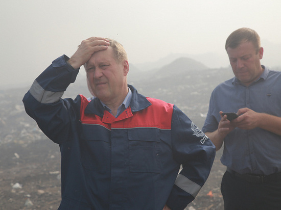 Мэр Новосибирска осмотрел 30-метровый обрыв на горящей свалке