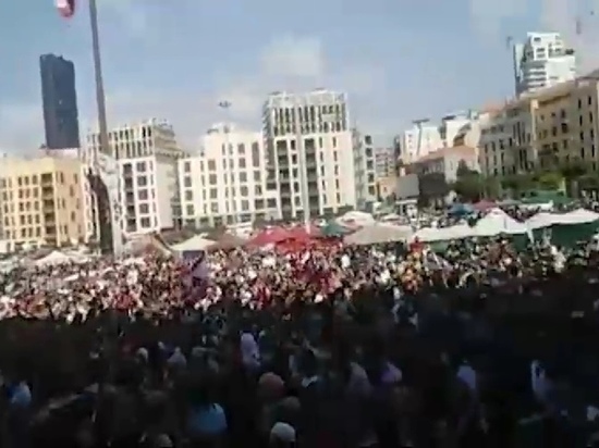 Протестующие в Бейруте попытались поджечь здание парламента