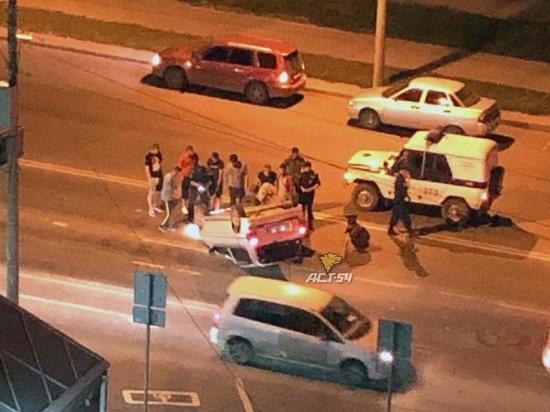 Грохот разбудил жителей: в Новосибирске иномарка перевернулась на крышу