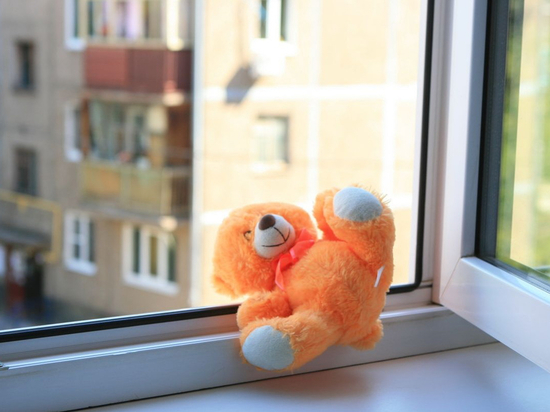 В Ивановской области пятилетняя девочка выпала из окна квартиры на пятом этаже