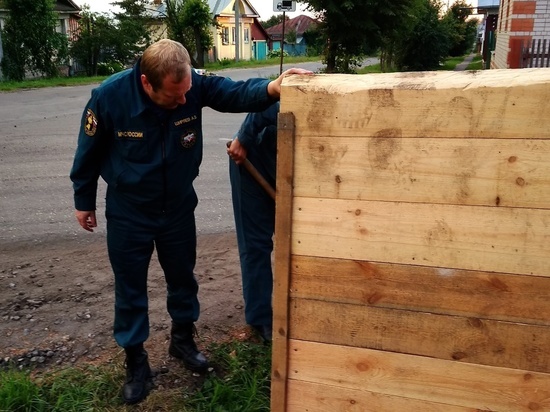 Ивановские спасатели подключились к установке пешеходного моста в Лухе