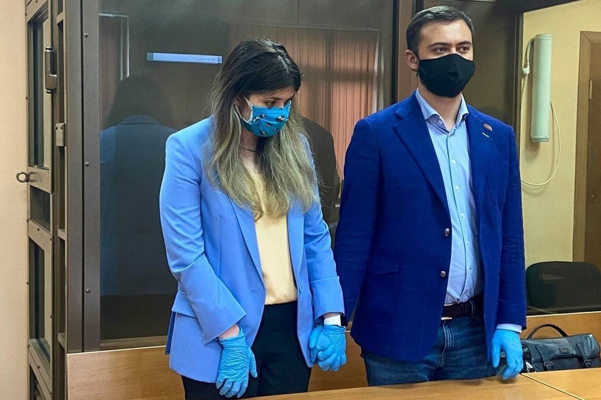 Пытавшаяся сбежать в ИГ Варвара Караулова пришла в суд с мужем - МК
