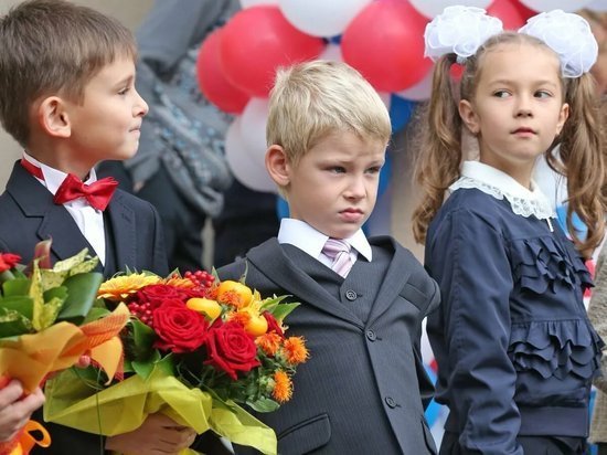 Дети 1 класс фото Родителям костромских первоклассников выплатят по 2 тысячи рублей - МК Кострома
