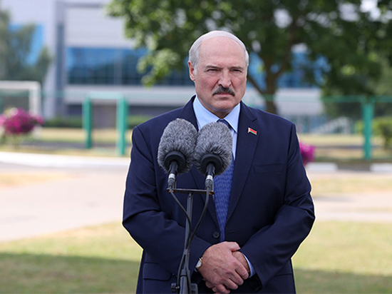 Лукашенко заявил, что ночью посылал бойцов КГБ охранять штаб Тихановской