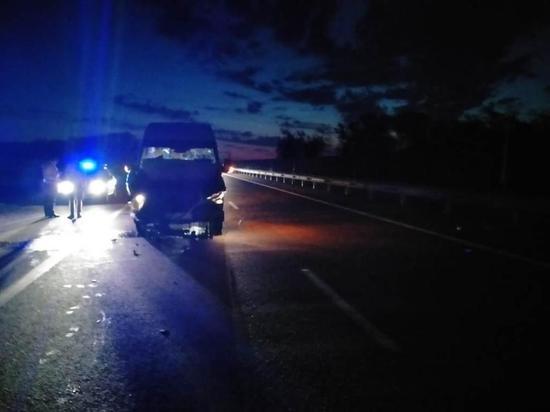 Ночью на кубанской трассе в аварию попал пассажирский микроавтобус