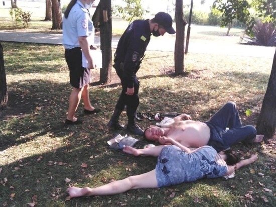 Вице-мэра Новосибирска возмутили спящие под деревом нетрезвые горожане