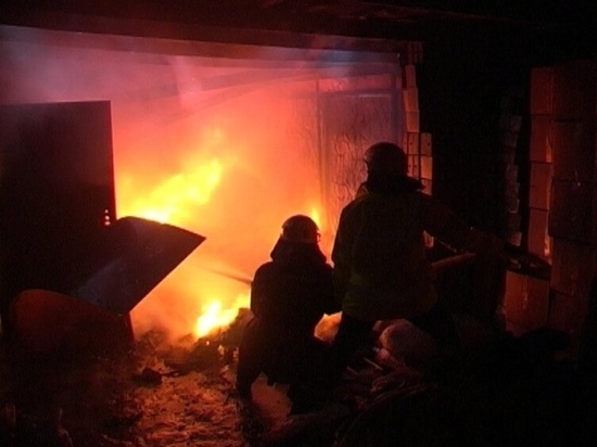 Пожарные спасли 8 человек из горящего дома в Чите