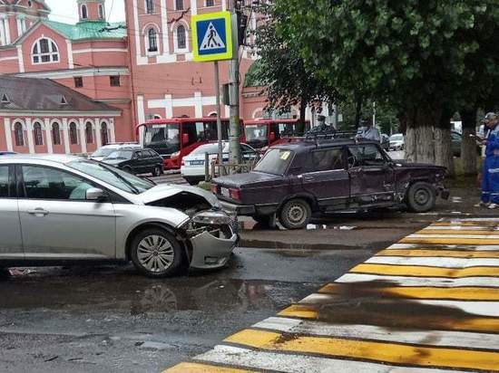 В центре Рязани «пятерка» спровоцировала ДТП