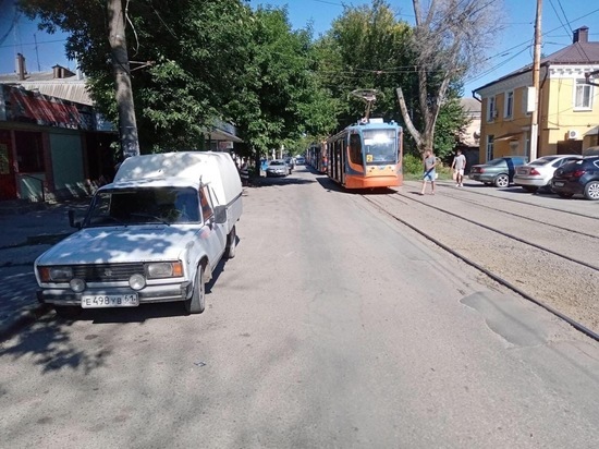 В Таганроге девушка попала под колеса авто, выйдя из трамвая