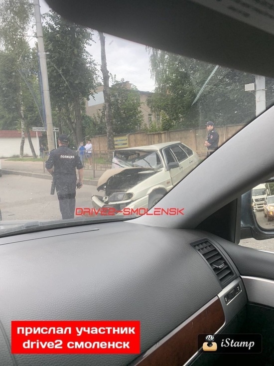 В Смоленске на Покровке жестко столкнулись две легковушки, работали медики