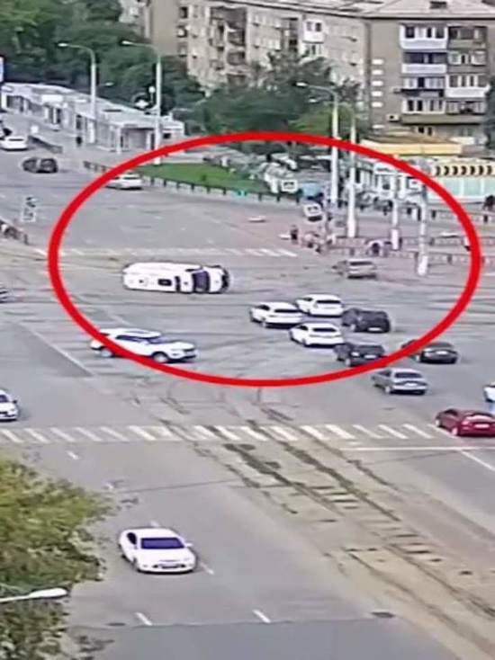 В Магнитогорске легковушка протаранила скорую, которая везла пострадавшего в ДТП