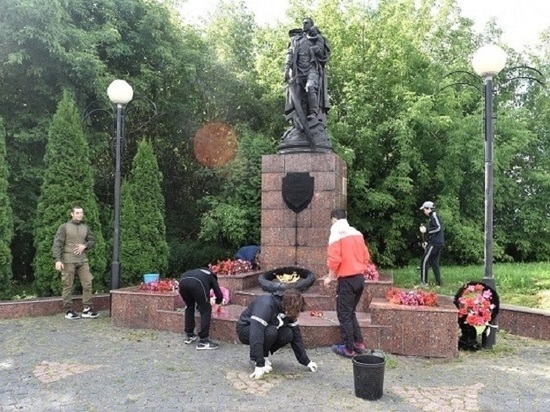 Молодёжь Серпухова провела уборку на памятниках воинам