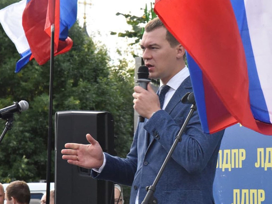 Дегтярев пожаловался на белорусские флаги митингующих в Хабаровске