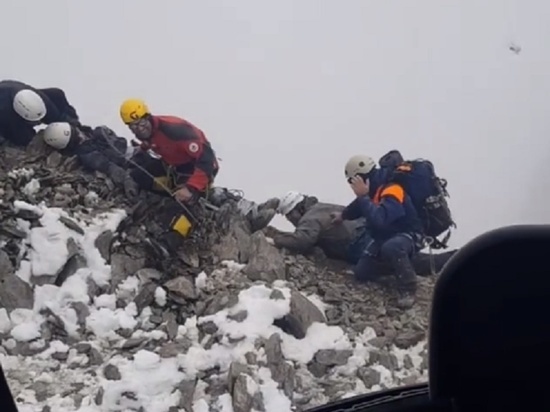 Спасатели эвакуировали новосибирца с травмой в горах Кавказа