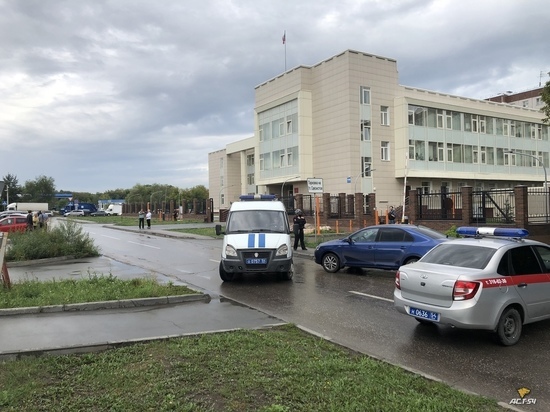 Суды и больницу эвакуируют в Новосибирске после сообщений о минировании