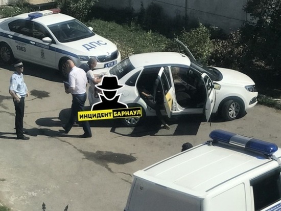 Житель Барнаула скончался в такси