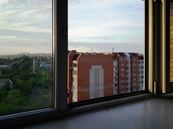 Шестилетняя девочка выпала из окна девятого этажа в Чите