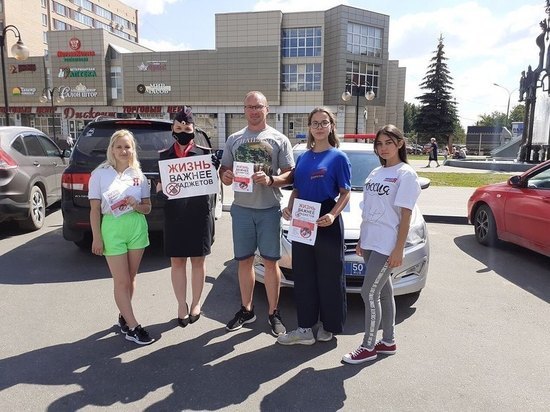 Серпуховским водителям рассказали об опасности гаджетов