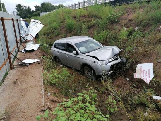 В Уфе автоледи уснула за рулем и протаранила забор