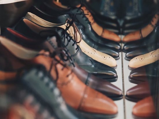 В Бийске приставы арестовали у женщины 176 пар обуви за неуплату налогов