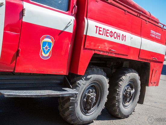 Микроавтобус загорелся посреди кузбасской трассы