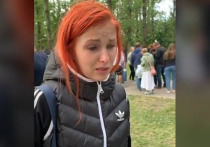 Telegram-канал NEXTA опубликовал видео из Белоруссии, на котором девушка, выпущенная из изолятора временного содержания (ИВС) в Минске, рассказала об издевательствах сотрудников ОМОНа