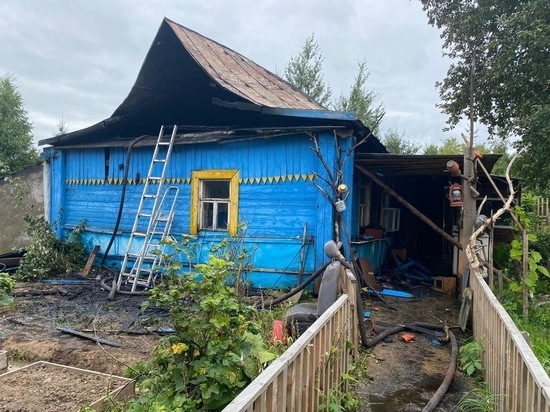 Смолянин топил печь и сгорела крыша