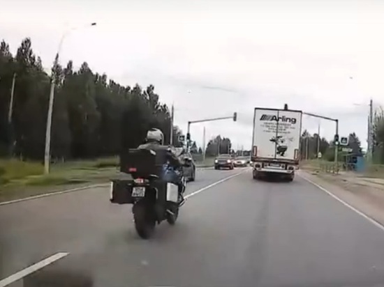 В соцсетях опубликовано видео ДТП с мотоциклистом в Ярославле